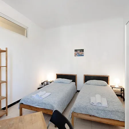 - A Due Passi Dall'acquario * Γένοβα