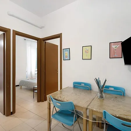 - A Due Passi Dall'acquario *