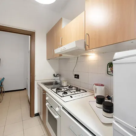 - A Due Passi Dall'acquario *